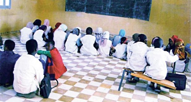 تلاميذ يدرسون بطرق بدائية