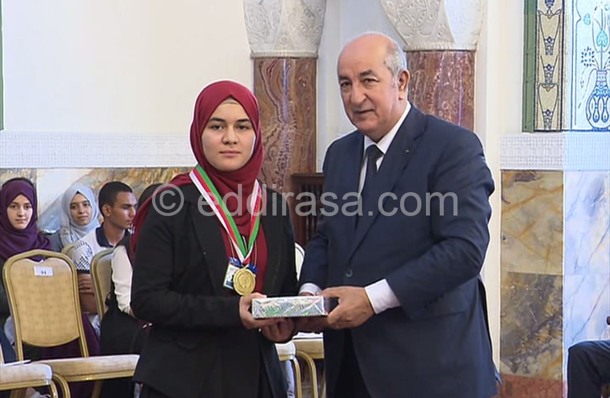 الوزير الأول مع المتفوقة خولة بلاسكة